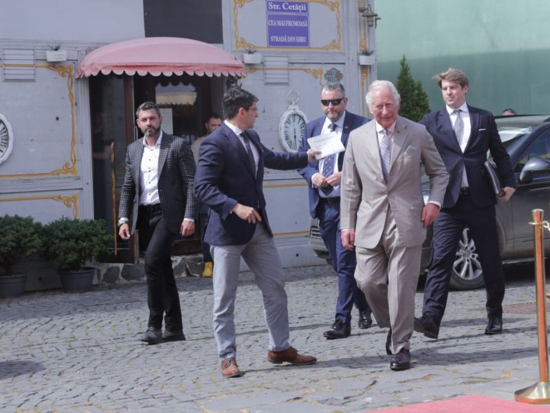 prințul charles ar fi primit pungi care conțineau trei milioane de euro în timpul unor întâlniri cu un politician din qatar