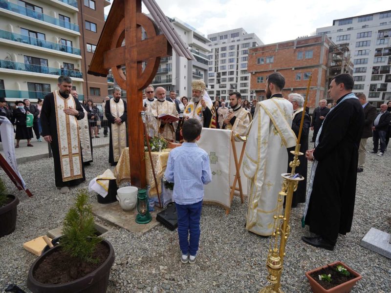 FOTO - Un nou locaş de rugăciune se clădește la Șelimbăr - Mitropolitul Ardealului a sfințit piatra de temelie