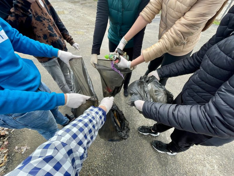 două studente vor să curețe cartierul arhitecților de gunoaie - „așteptăm cât mai mulți voluntari”