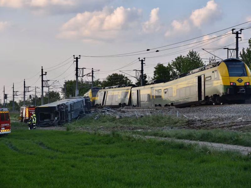 foto tren deraiat la viena - cel puțin o persoană a murit, iar alte zeci sunt rănite