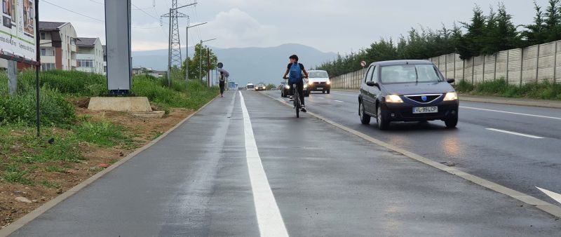 video foto trotuarul de pe calea cisnădiei lărgit “din vopsea” - marcaje refăcute, pistă pentru biciclete mai îngustă