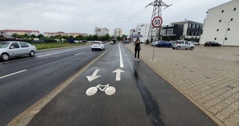 video foto trotuarul de pe calea cisnădiei lărgit “din vopsea” - marcaje refăcute, pistă pentru biciclete mai îngustă