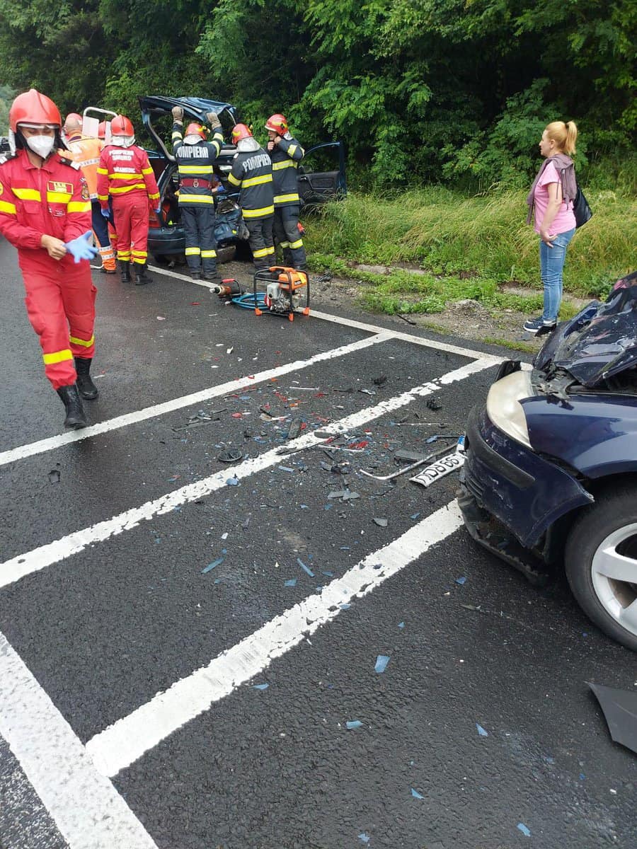 FOTO - Accident pe Valea Oltului la ieşirea din Boiţa - O persoană este rănită