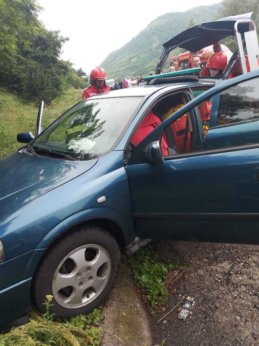 FOTO - Accident pe Valea Oltului la ieşirea din Boiţa - O persoană este rănită