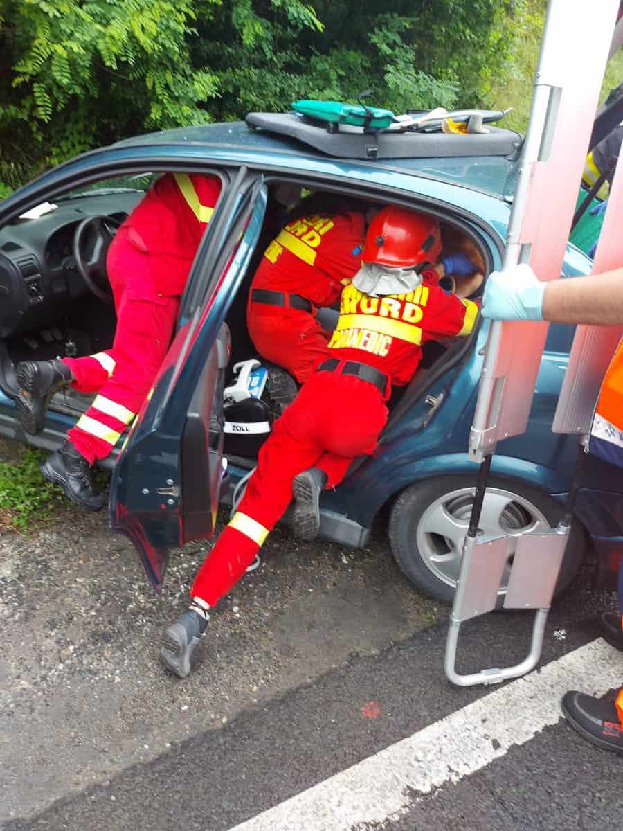 FOTO - Accident pe Valea Oltului la ieşirea din Boiţa - O persoană este rănită