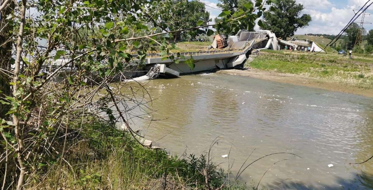 video: un pod recent reabilitat s-a prăbuşit în judeţul neamţ - două mașini îl traversau când s-a făcut praf