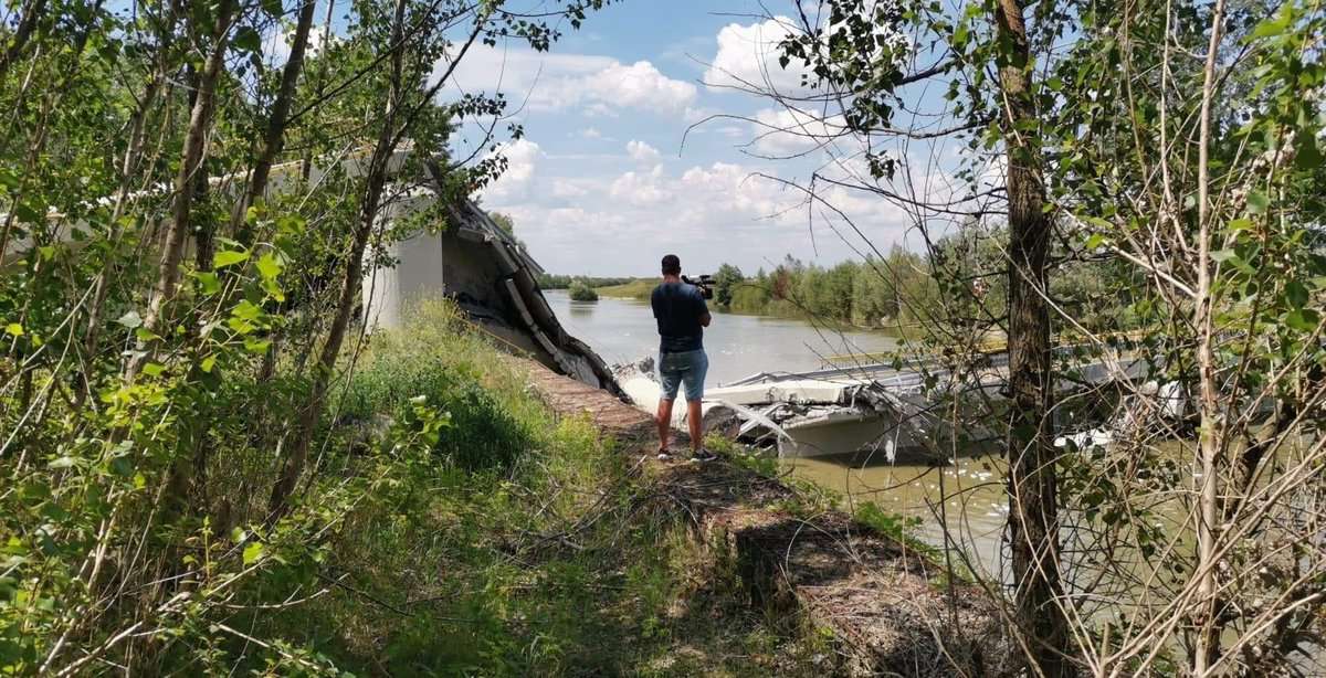 video: un pod recent reabilitat s-a prăbuşit în judeţul neamţ - două mașini îl traversau când s-a făcut praf