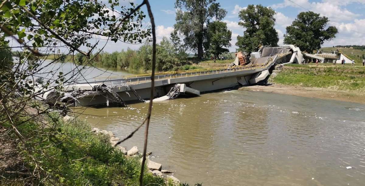 video: un pod recent reabilitat s-a prăbuşit în judeţul neamţ - două mașini îl traversau când s-a făcut praf