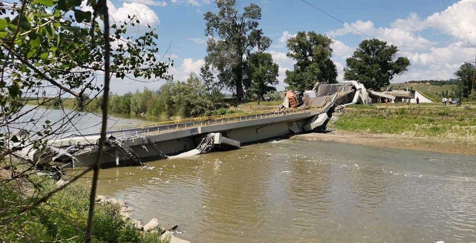 video: un pod recent reabilitat s-a prăbuşit în judeţul neamţ - două mașini îl traversau când s-a făcut praf