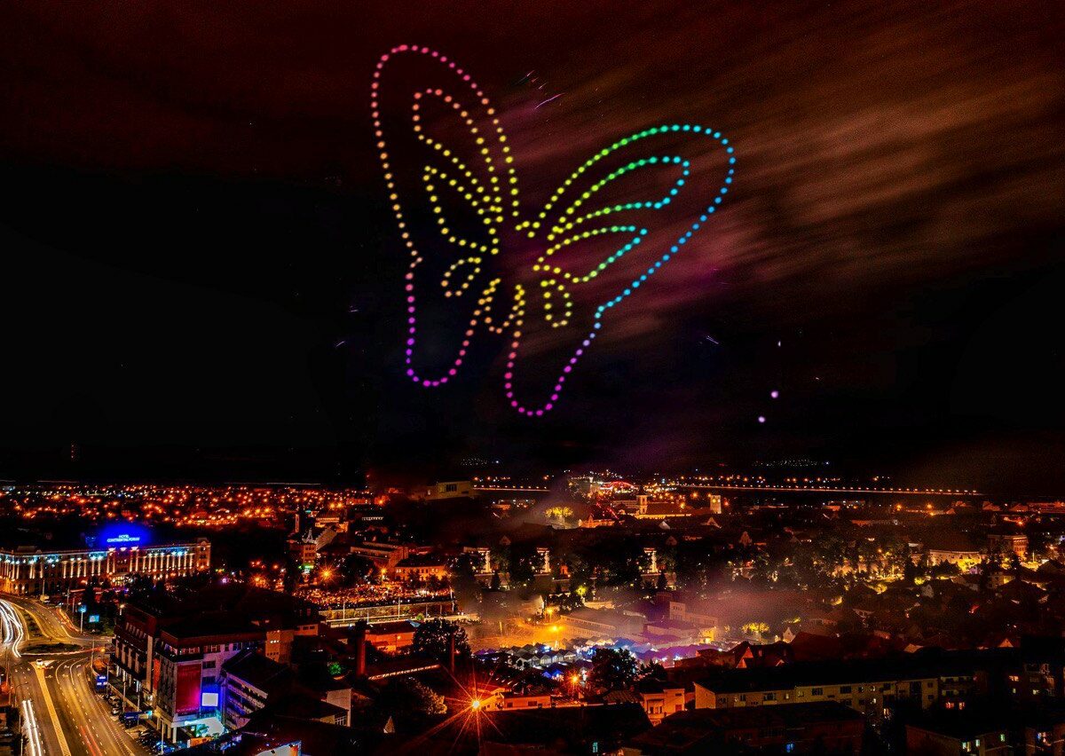 Spectacol cu drone de Revelion în locul focului de artificii - Apostoiu: „Am trimis propunerea primăriei”