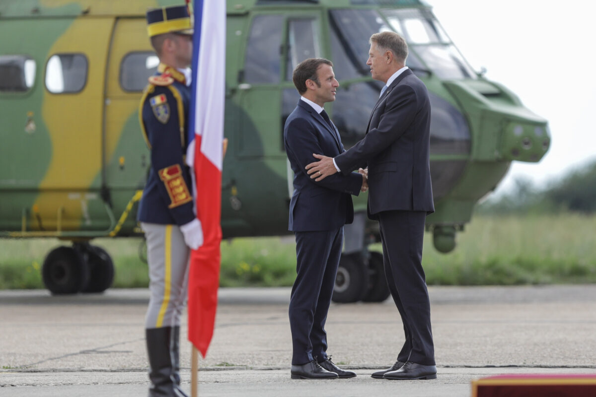 foto klaus iohannis și emanuel macron s-au întâlnit la baza kogălniceanu