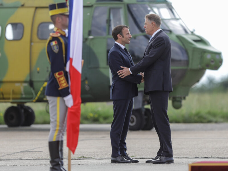 FOTO Klaus Iohannis și Emanuel Macron s-au întâlnit la baza Kogălniceanu