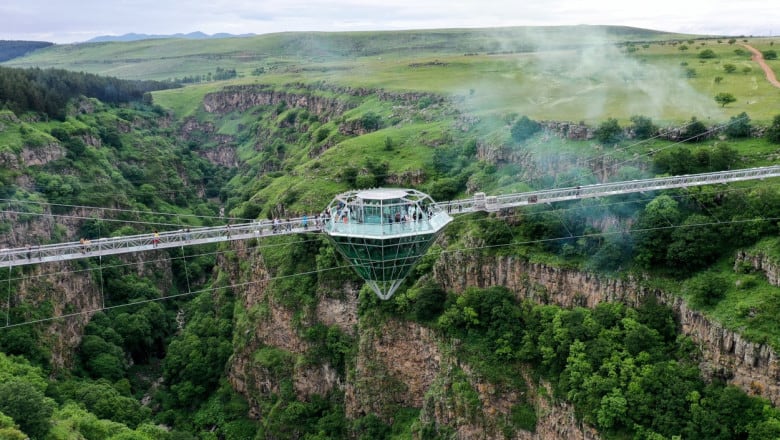 imagini spectaculoase cu podul din sticlă peste canionul dashbashi din georgia - are peste 200 de metri lungime