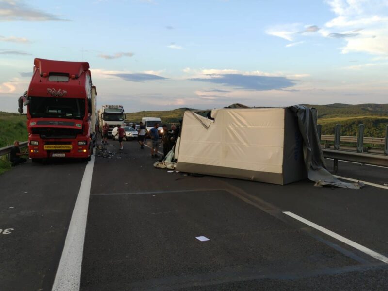 accident pe autostrada a1 la apoldu de jos - o autoutilitară a lovit un camion