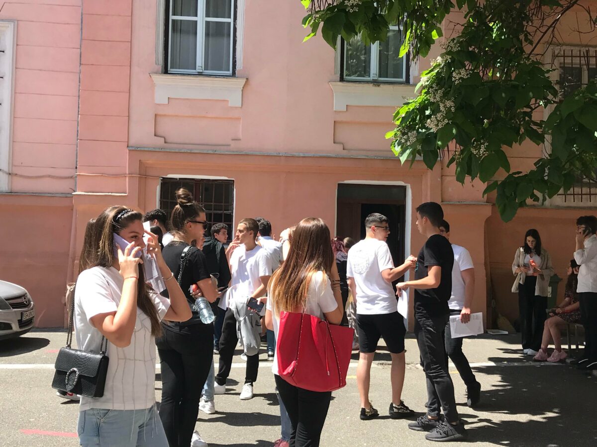 Probleme la Colegiul „Gheorghe Lazăr” la prima probă la Bac - Elevii, puși să rescrie lucrările în 15 minute - Profesorul ne-a scris datele greșit pe tablă”