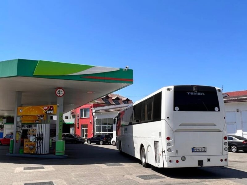 șoferii protestează împotriva creșterii prețurilor carburanților - vineri, într-o benzinărie din sibiu