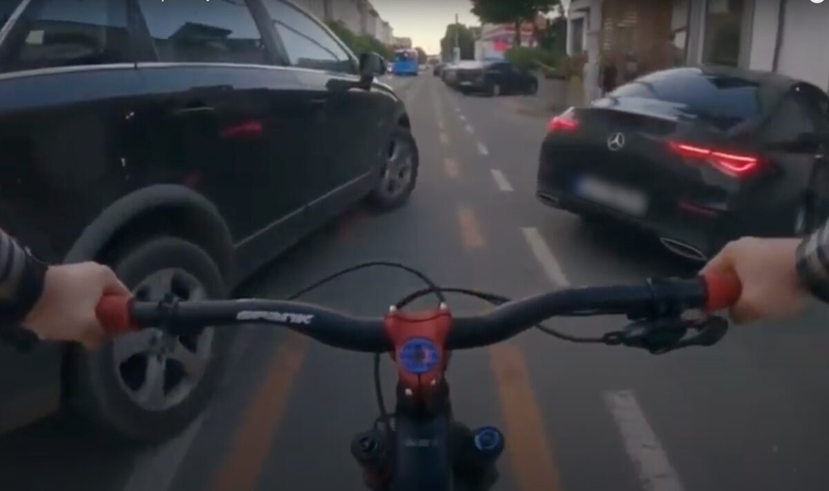 VIDEO: Șofer cu zero respect față de bicicliști - A fost la un pas că calce un sibian pe pistă