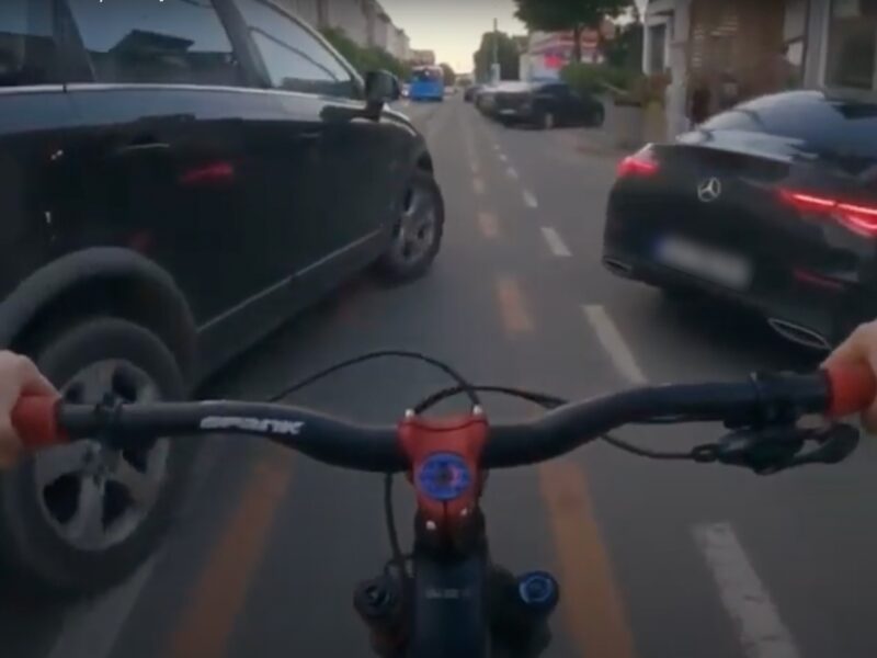 VIDEO: Șofer cu zero respect față de bicicliști - A fost la un pas că calce un sibian pe pistă