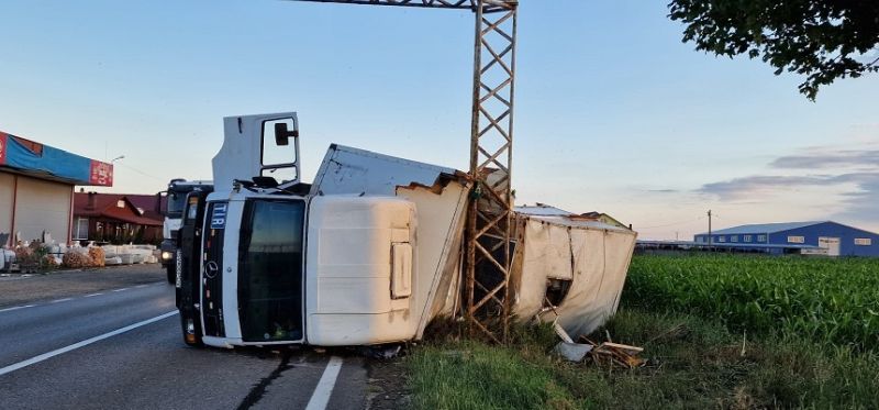 Camion cu 60 de stupi de albine s-a răsturnat în județul Neamț - "Evitați zona, rămâneți în locuințe!"