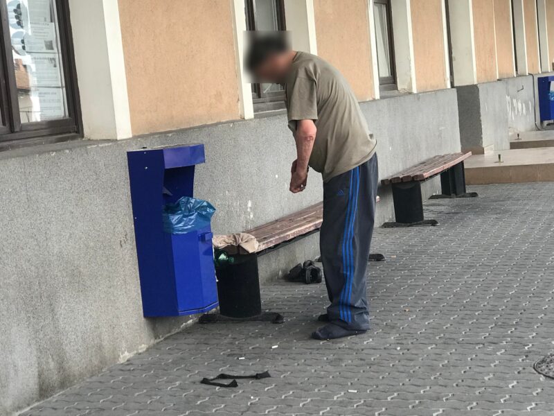 Gara din Sibiu, plină de cerșetori din cauza drogurilor și alcoolului - Poliția: „Îi sancționăm doar dacă cerșesc”