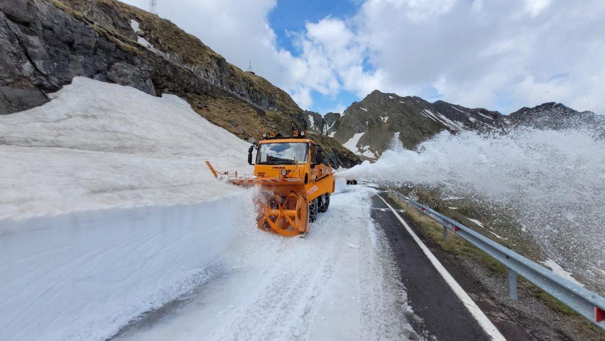 VIDEO: Deszăpezirea Transfăgărășanului continuă - Drumarii estimează că se deschide înainte de 1 iulie