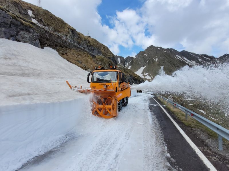 VIDEO: Deszăpezirea Transfăgărășanului continuă - Drumarii estimează că se deschide înainte de 1 iulie