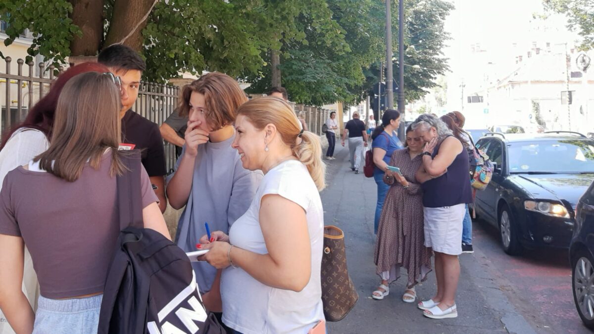 foto focurile examenelor la evaluarea națională la sibiu - elevii sibieni, după a doua probă: “s-au adunat emoțiile cu presiunea părinților”