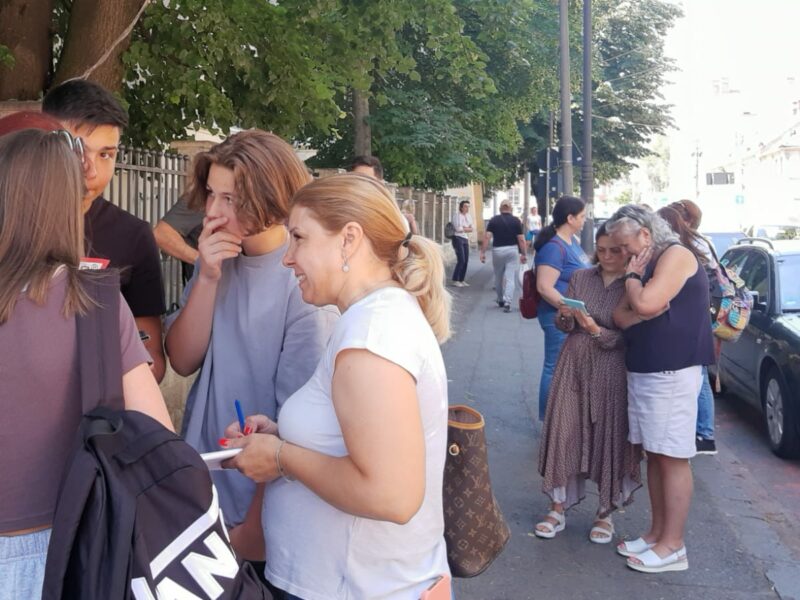 foto focurile examenelor la evaluarea națională la sibiu - elevii sibieni, după a doua probă: “s-au adunat emoțiile cu presiunea părinților”