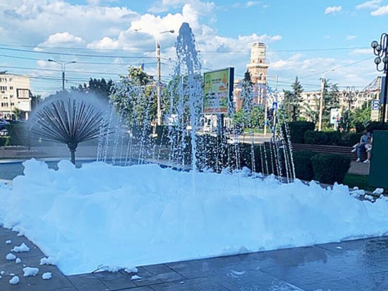 FOTO: Fântânile arteziene din Ploiești, pline cu spumă - Cineva a turnat detergent în bazine