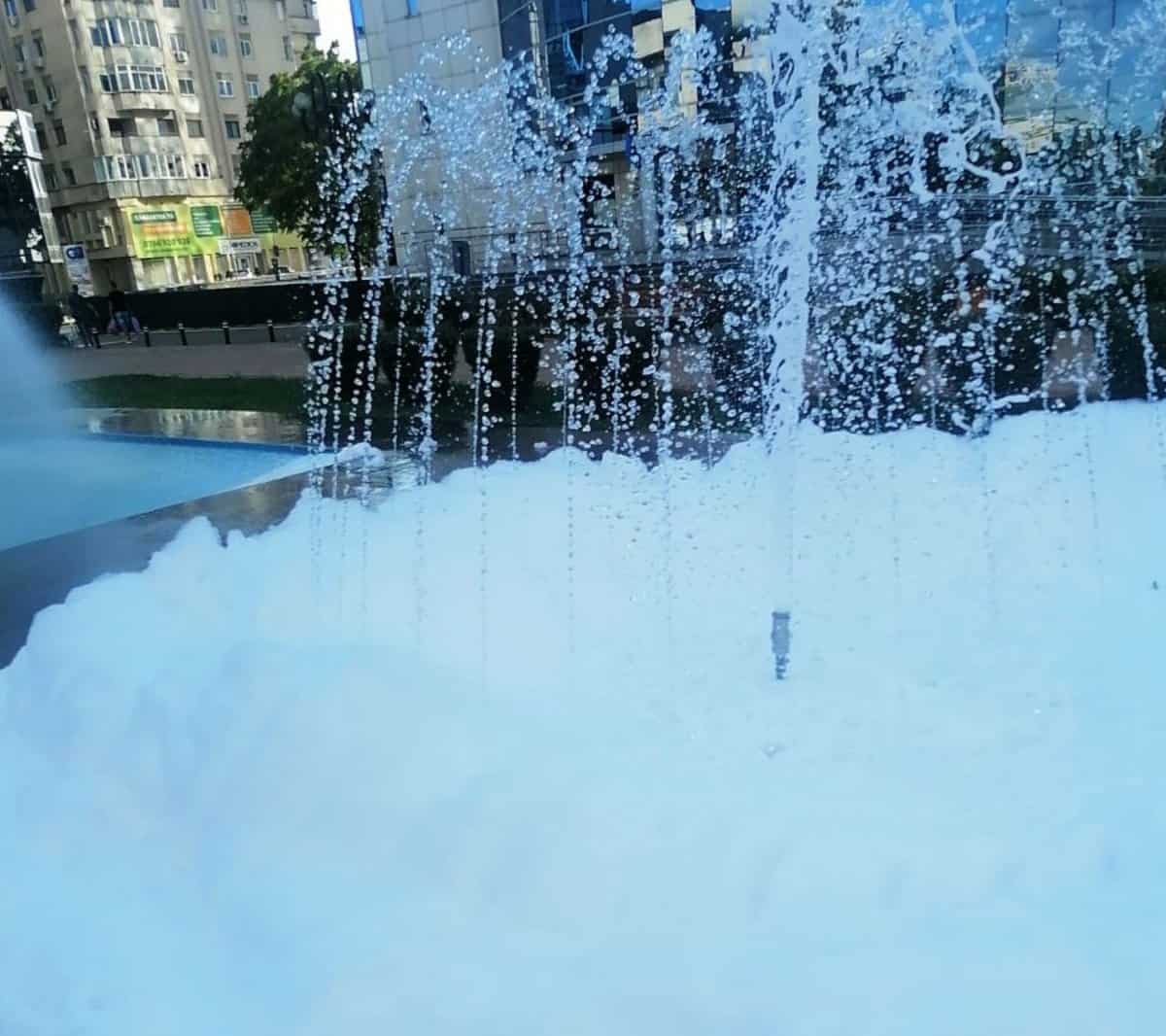 FOTO: Fântânile arteziene din Ploiești, pline cu spumă - Cineva a turnat detergent în bazine