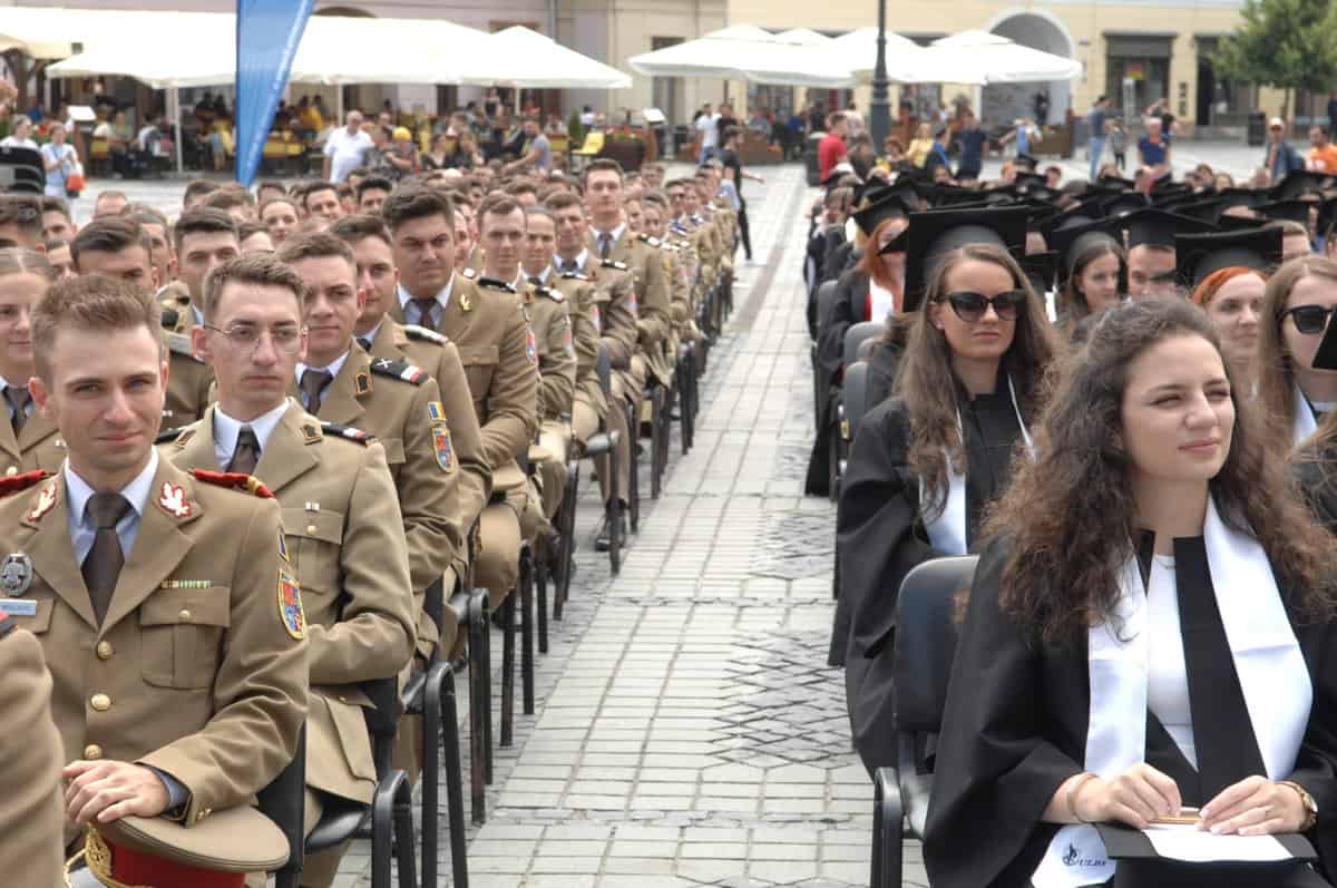 video festivitatea de absolvire a studenților ulbs, în piața mare - „simt multă mândrie și bucurie deoarece sunt absolventă”