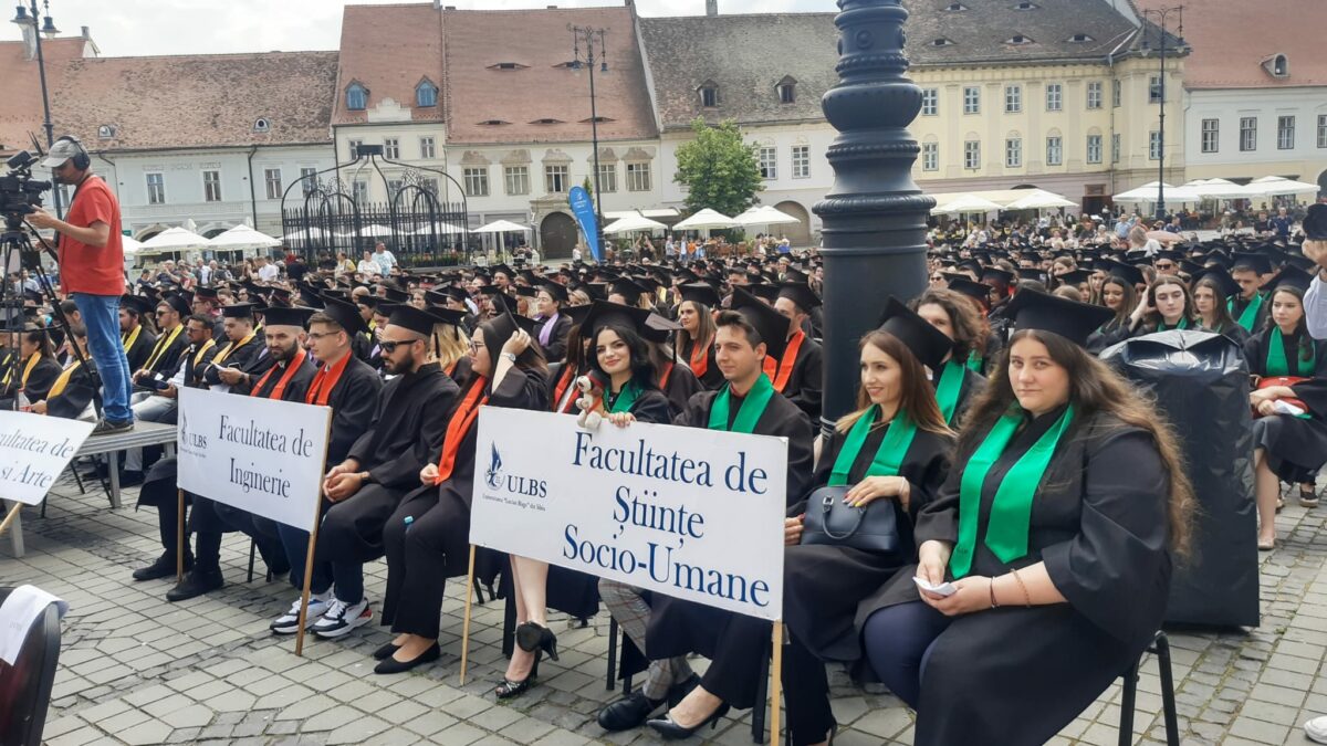 video festivitatea de absolvire a studenților ulbs, în piața mare - „simt multă mândrie și bucurie deoarece sunt absolventă”