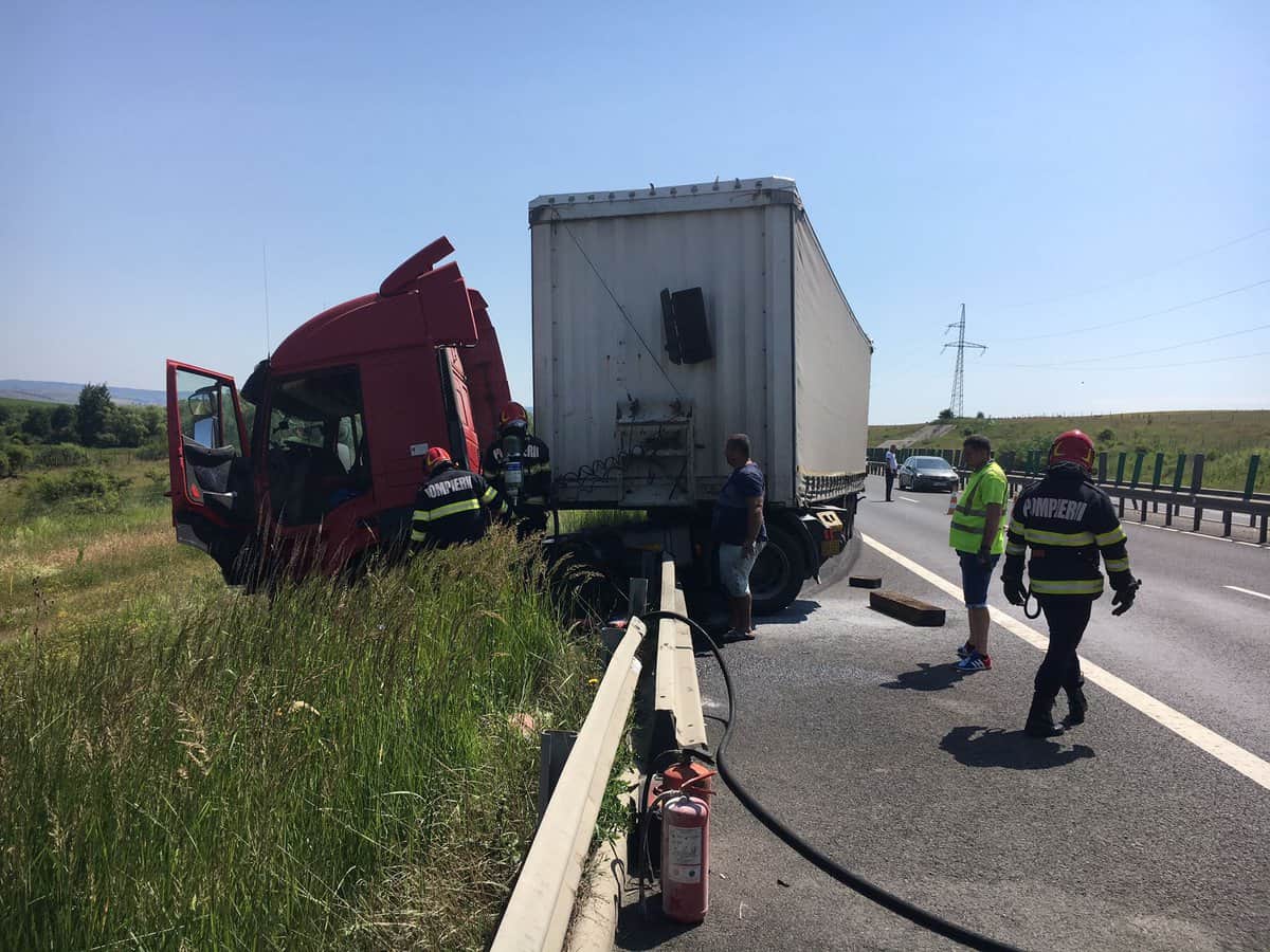 foto: tir în flăcări pe autostradă la sibiu după ce a lovit un parapet