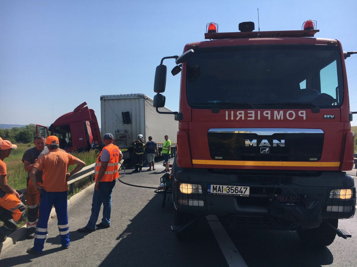 foto: tir în flăcări pe autostradă la sibiu după ce a lovit un parapet