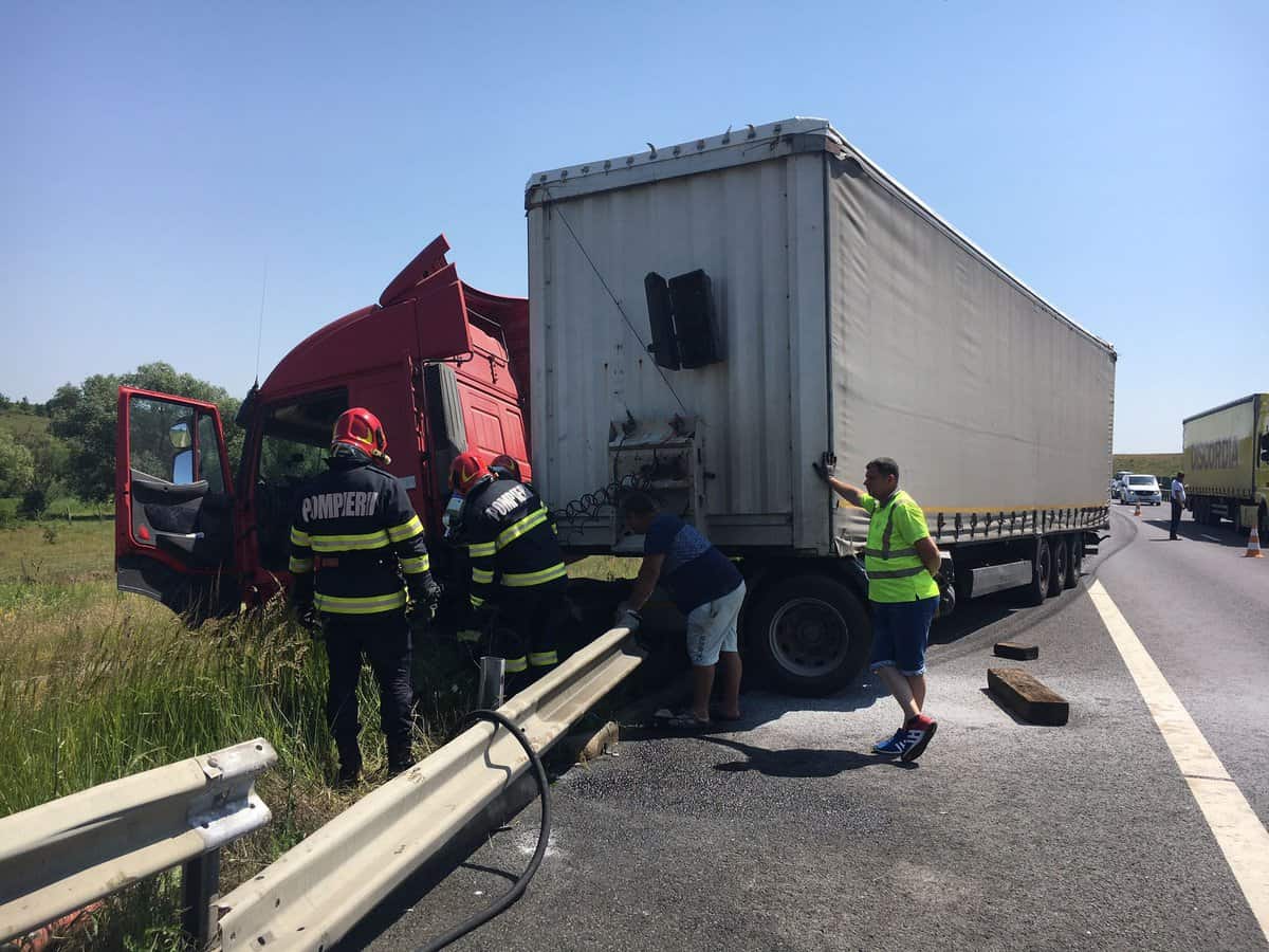 foto: tir în flăcări pe autostradă la sibiu după ce a lovit un parapet