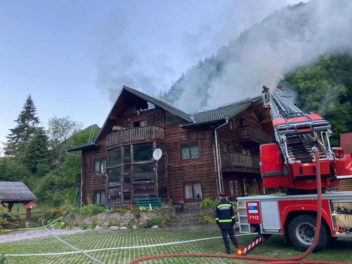 foto: cabană în flăcări la râu sadului - peste cincizeci de persoane s-au autoevacuat