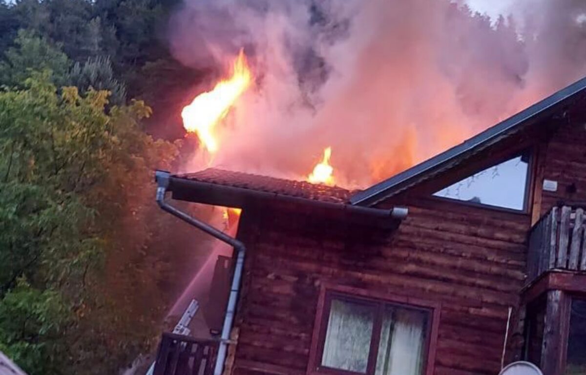 foto: cabană în flăcări la râu sadului - peste cincizeci de persoane s-au autoevacuat