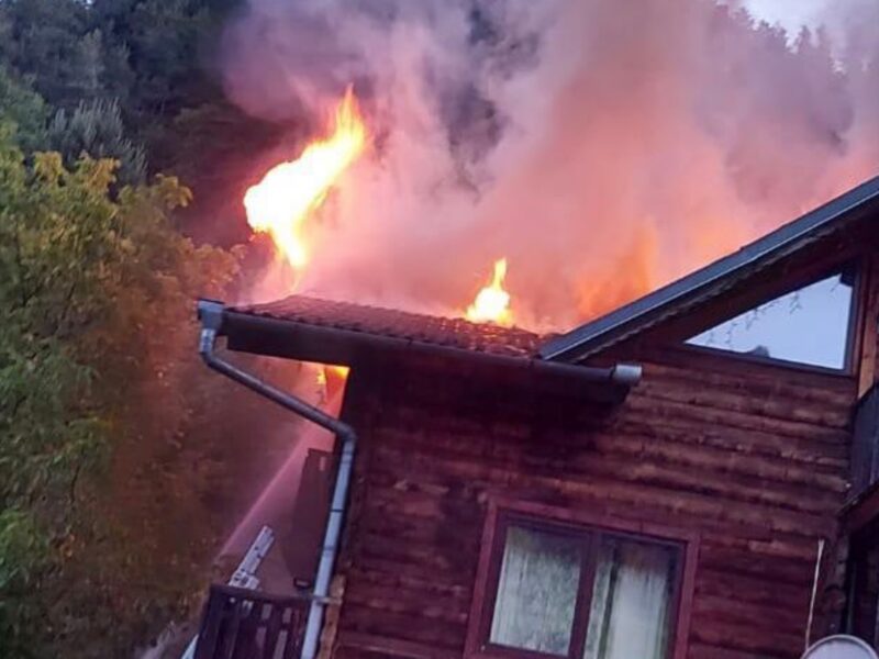 FOTO: Cabană în flăcări la Râu Sadului - Peste cincizeci de persoane s-au autoevacuat