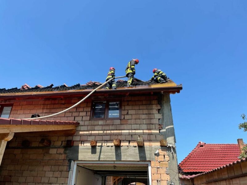 UPDATE VIDEO: Incendiu la Gârbova - A luat foc o casă