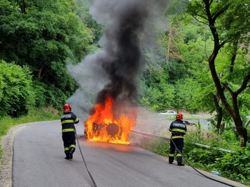 FOTO: Mașină în flăcări între Șeica Mare și Șeica Mică