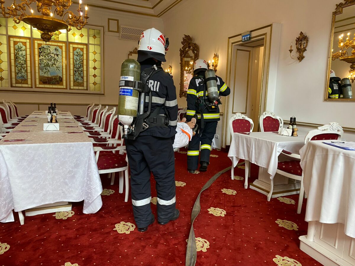 Incendiu într-un hotel pe Valea Oltului - Cel puțin 12 angajați au fost evacuați