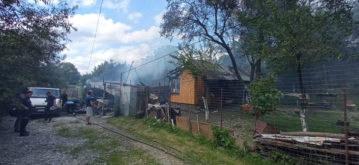 FOTO: O bucătărie de vară s-a făcut scrum la Mârșa - Incendiul s-a extins la curtea vecină și la o mașină