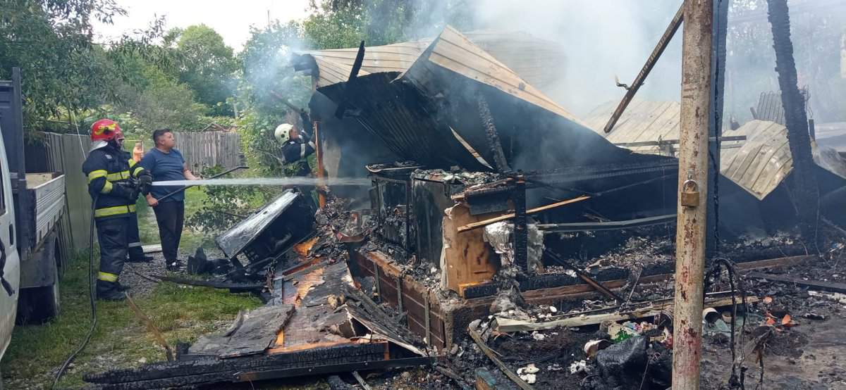 FOTO: O bucătărie de vară s-a făcut scrum la Mârșa - Incendiul s-a extins la curtea vecină și la o mașină