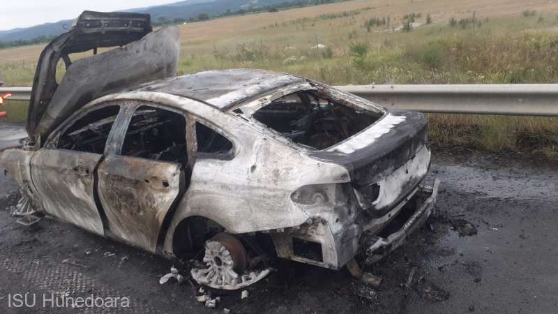 mașină distrusă de flăcări pe autostradă între deva și sibiu