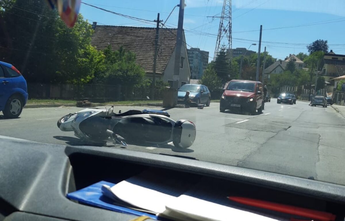 Motociclist rănit la Mediaș din cauza unui șofer care nu s-a asigurat