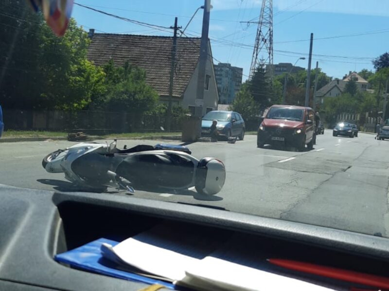 Motociclist rănit la Mediaș din cauza unui șofer care nu s-a asigurat