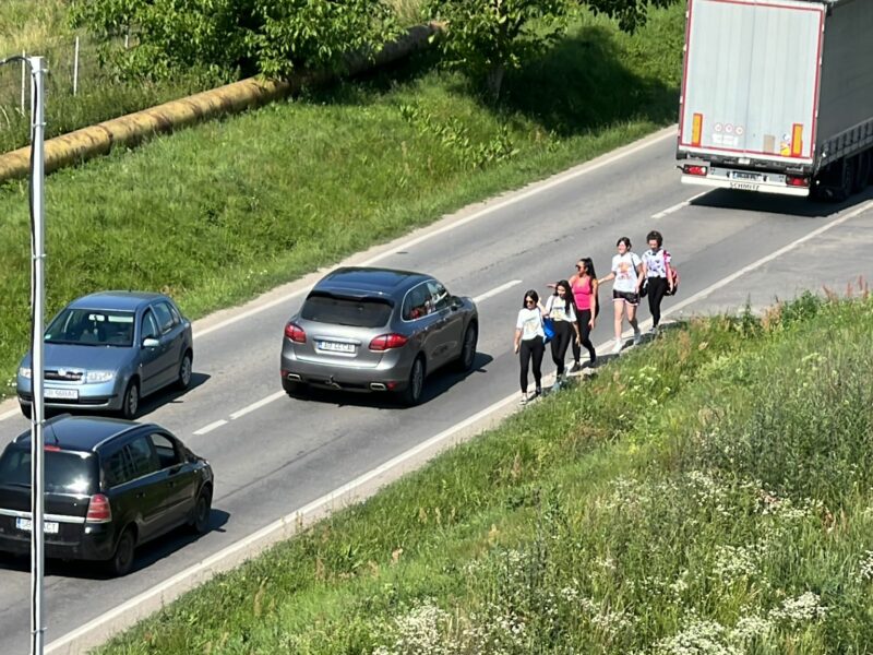 video foto: locuitorii din cartierul magnolia, nevoiți să circule în rând cu mașinile - nu există trotuare pe calea șurii mici