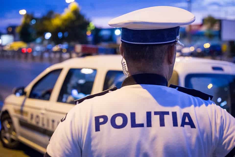 bărbat împuşcat în picior de poliţişti, după ce a încercat să ia arma unui agent - este soţul unei poliţiste