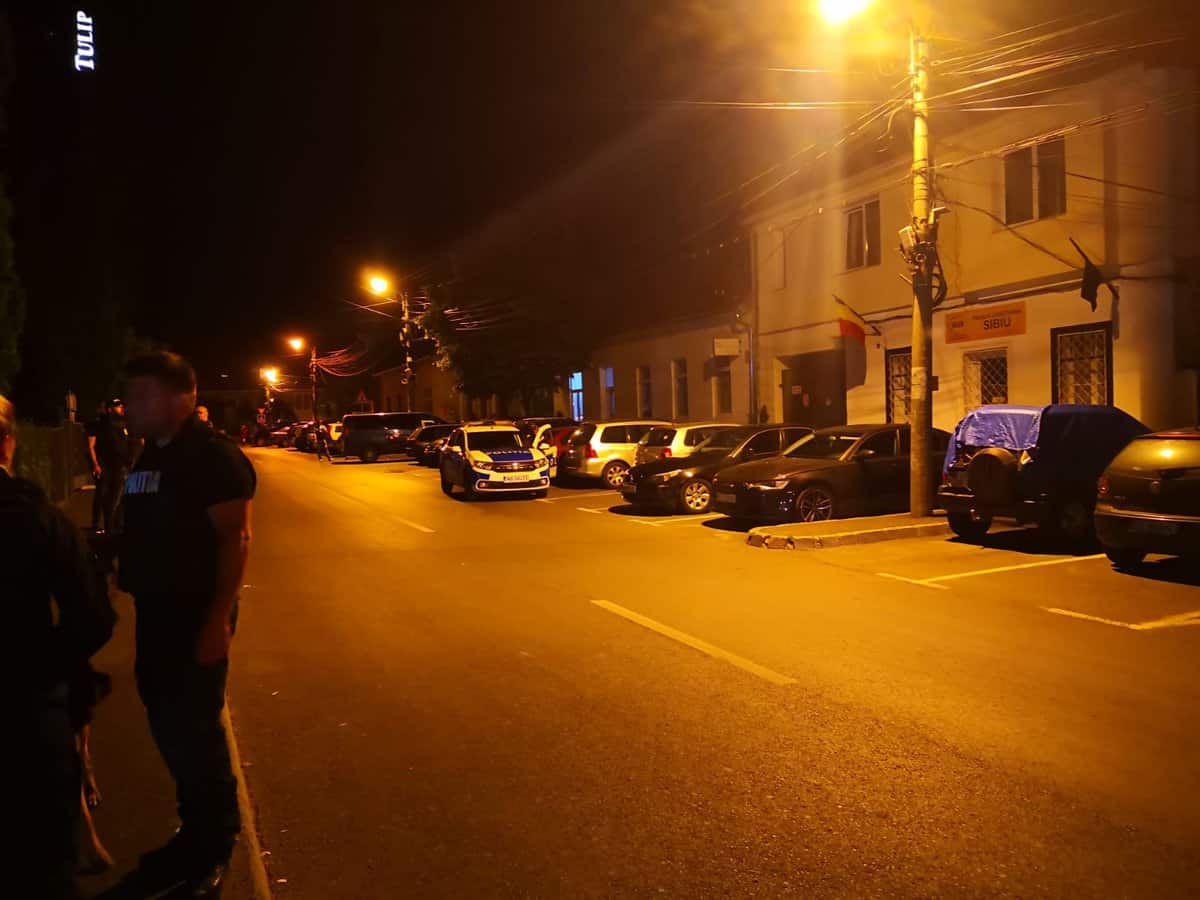 video: razie cu câini în fața clubului liquid unde cântă florin salam - zeci de oameni legitimați de polițiști