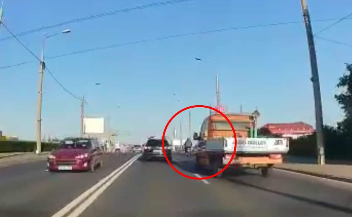 VIDEO: Scuterist șicanat în trafic de șoferul unei autoutilitare - „A tras către el ca să îl dezechilibreze”